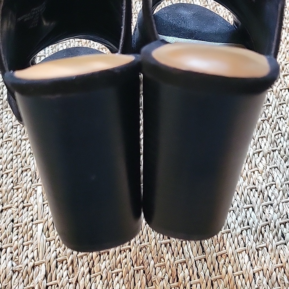 Tommy Hilfiger black suede slingback heels.  Size is 6M - Picture 3 of 8